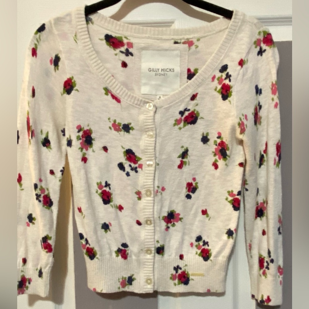 GILLY HICKS BUTTON CARDIGAN STYLE SWEATER 
SIZE MEDIUM 
FLORAL PRINT